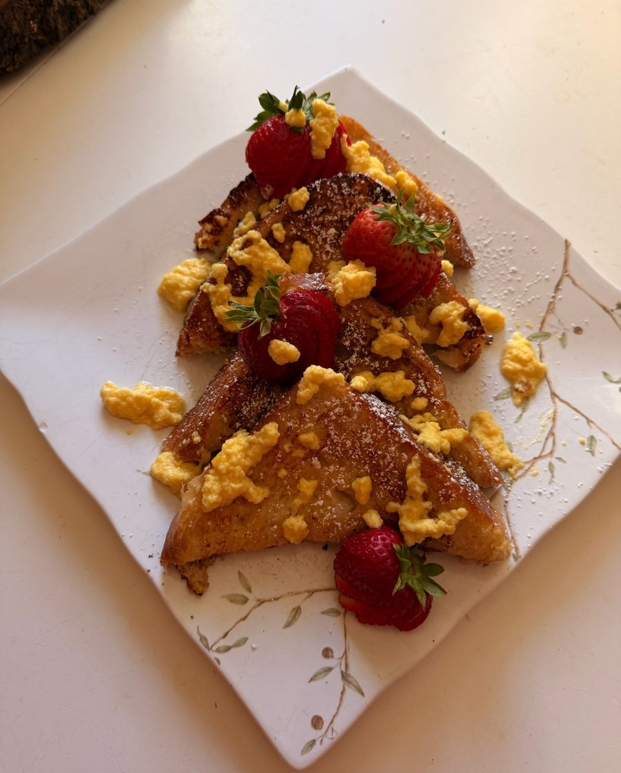 Golden French toast with strawberries and vanilla crème